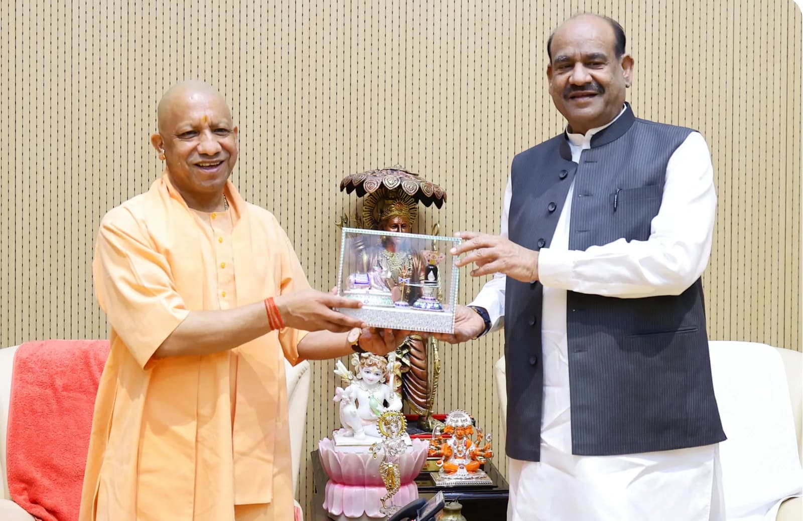 ओम बिरला और सीएम योगी की मुलाकात में संसदीय परंपराओं पर चर्चा, मुख्यमंत्री को भेंट किया शिवलिंग।