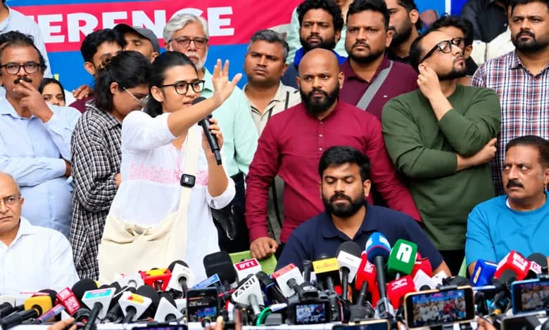 नेहा बोरा की प्रेस कॉन्फ्रेंस में हंगामा, अभिजीत दीपके बोले- देश में तिरंगा फहराना हुआ अपराध